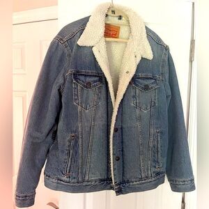 Men’s Levi’s Sherpa lined denim jacket.